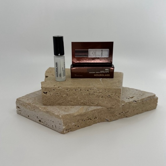 1 bottle of Hourglass. Veil. Mineral primer. Oil free w/ spf 15. New/ unopened. - Picture 1 of 1